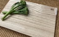 美しく光沢のある木肌。桐の里、三島町の伝統技術が生む会津桐のまな板。